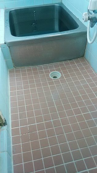高槻市のS様邸にて浴室シートの施工を行いました。